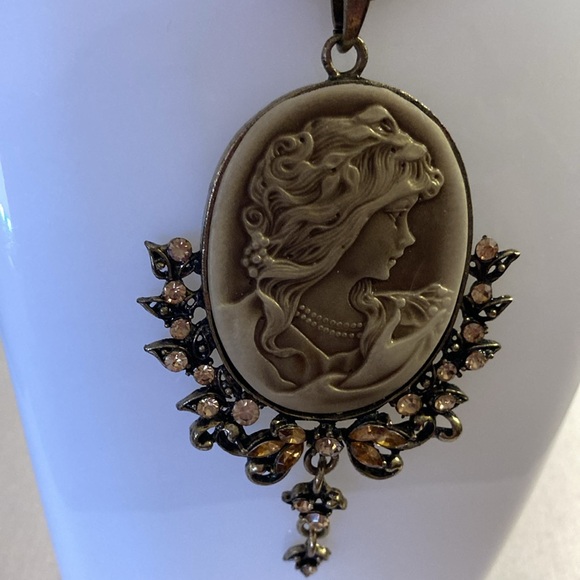 NWOT - Shemoni Fashion Brassy Cameo Ribbon Necklace & Matching Bow Earrings - Picture 3 of 8